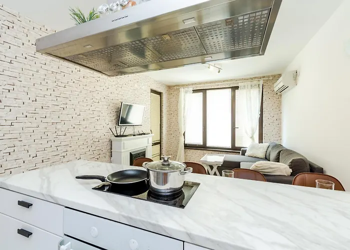 The White 3br - Free Parking Appartamento